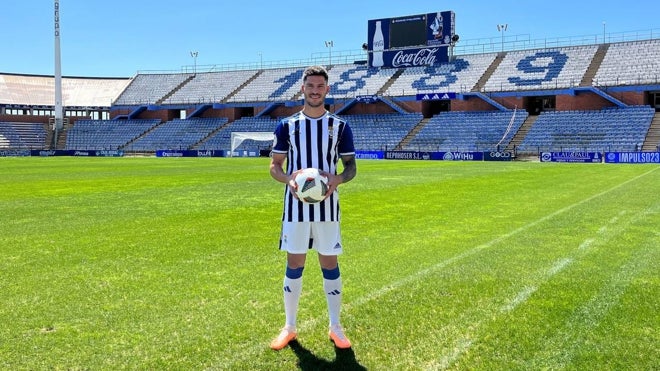 El delantero isleño en el césped del Nuevo Colombino