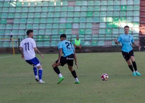 Imagen secundaria 1 - Mérida-Recreativo: Primera derrota de pretemporada del Decano ante un rival de su Liga (2-0)