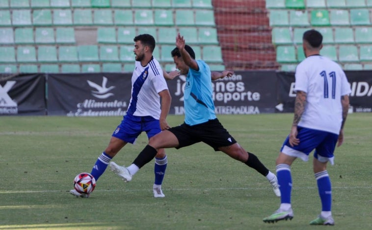 Imagen principal - Mérida-Recreativo: Primera derrota de pretemporada del Decano ante un rival de su Liga (2-0)