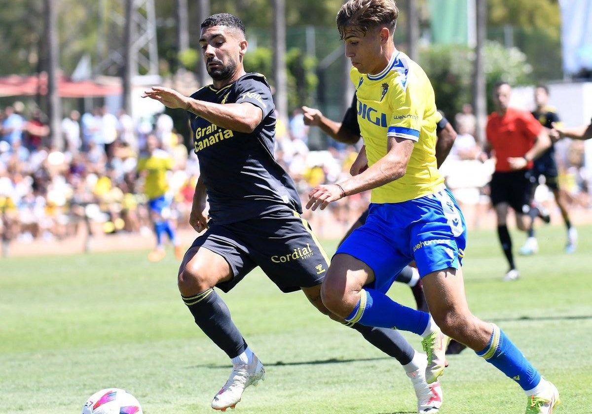 De la Rosa avanza con el balón