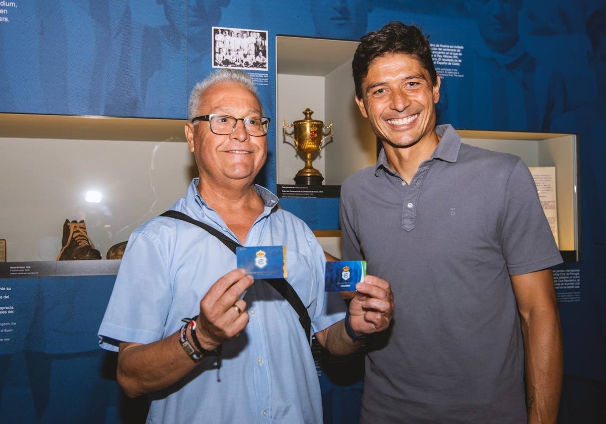 El presidente Jesús Vázquez, con un socio albiazul