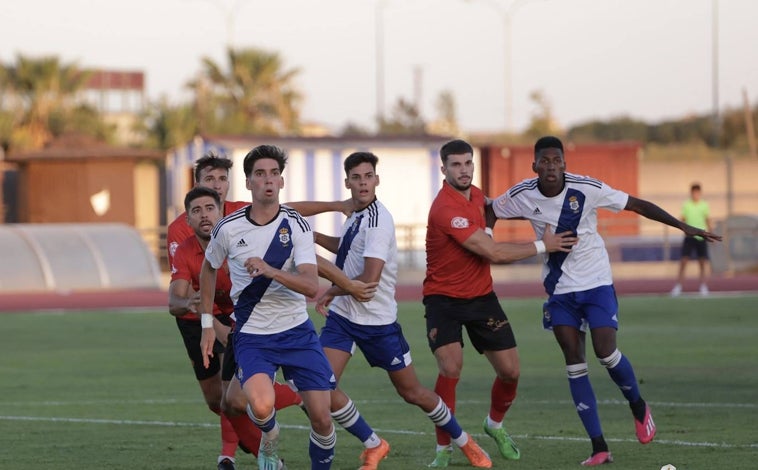 Imagen principal - Antonio Domínguez lidera al Recreativo en Ayamonte (1-3)