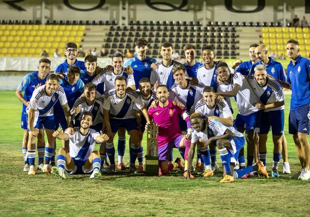 La plantilla del Recreativo, con el Trofeo de la Bella