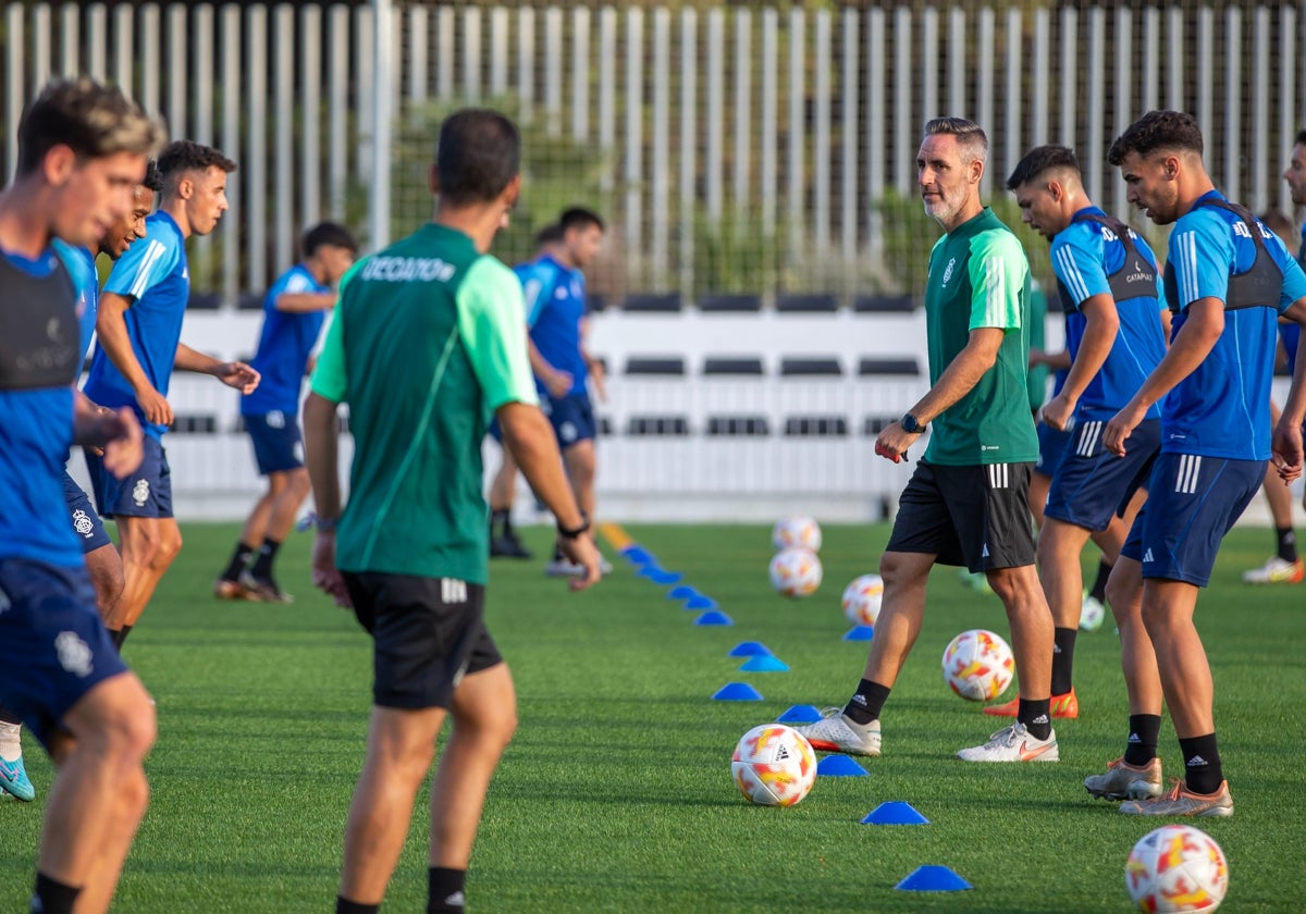 Abel Gómez, técnico del Recreativo, en un entrenamiento en Lamiya esta pretemporada