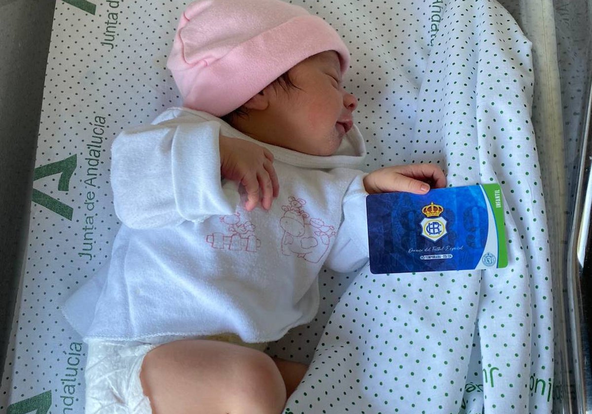 La pequeña Vega, sujetando su carné del Decano