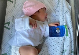 La recién nacida Vega se convierte en la socia 12.400 del Recreativo de Huelva