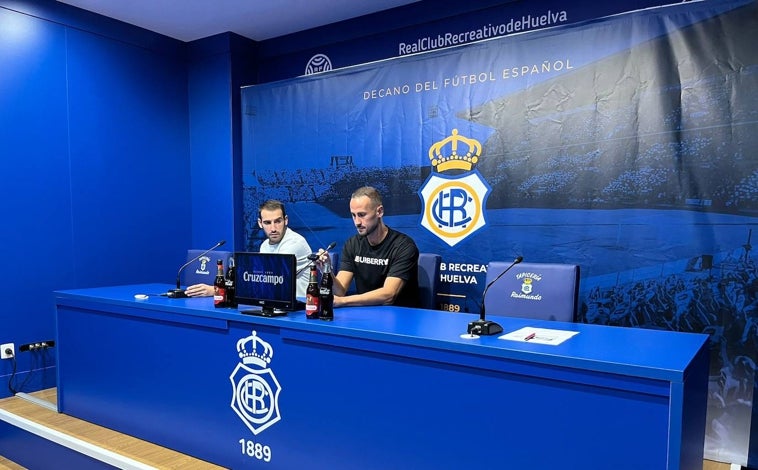 Imagen principal - Alejandro Gálvez descubre lo especial del Recreativo: «La conexión entre afición y jugadores es increíble»