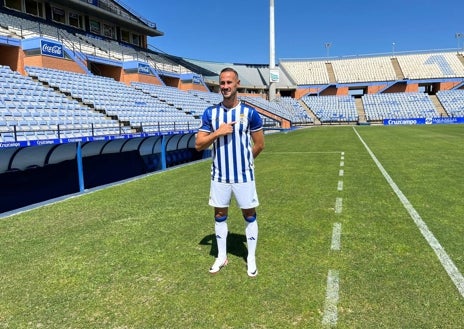 Imagen secundaria 1 - Alejandro Gálvez descubre lo especial del Recreativo: «La conexión entre afición y jugadores es increíble»