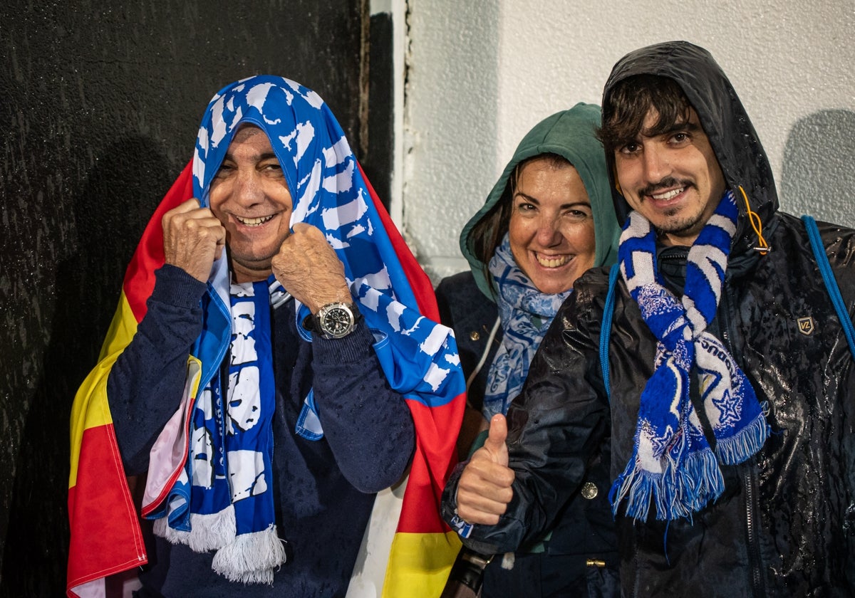 Aficionados del Recreativo de Huelva, sonrientes pese a la lluvia