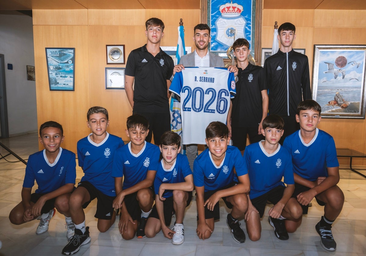 Rubén Serrano posando con varios canteranos en el antepalco presidencial del estadio