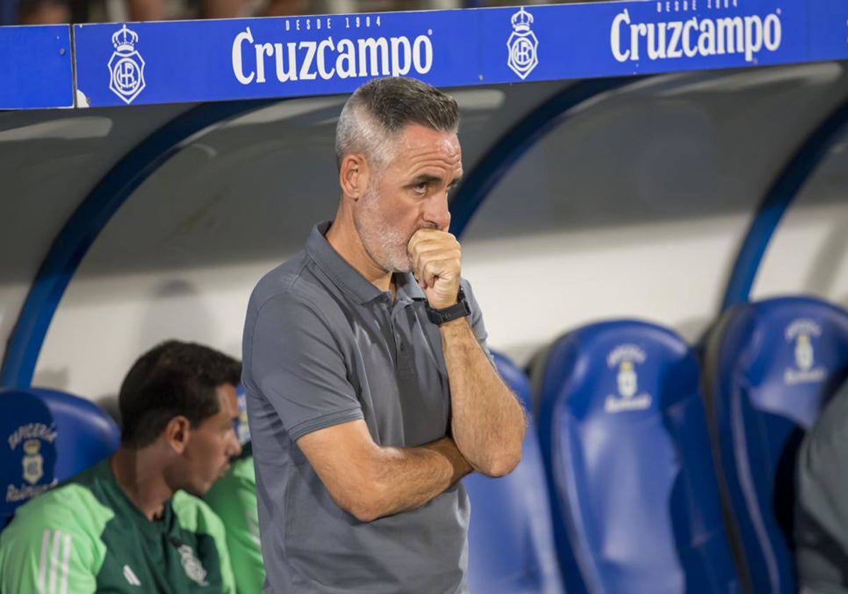 Abel Gómez en el banquillo del Colombino durante el partido frente al Intercity