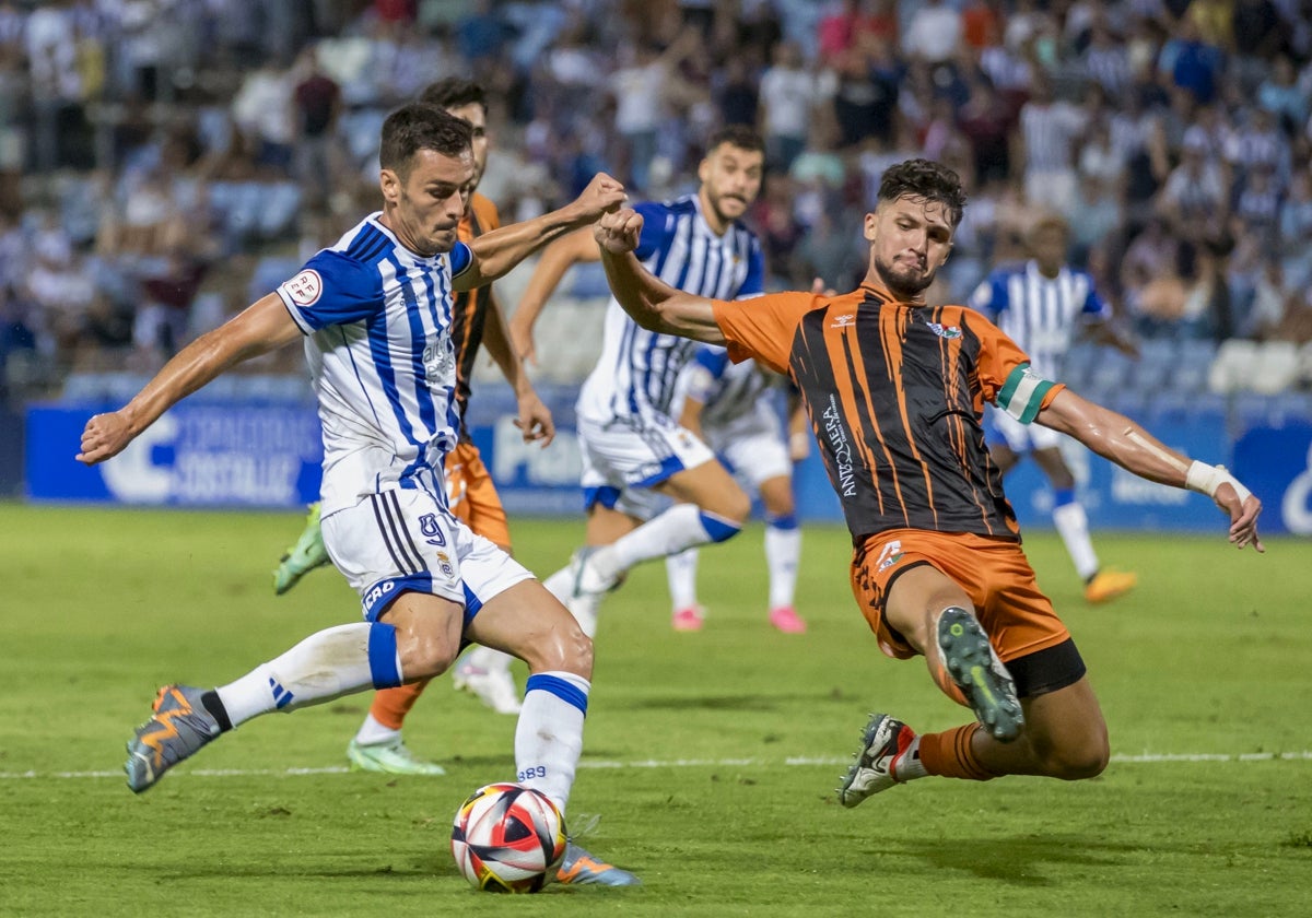 Nacho Heras buscando el gol durante el Recreativo-Antequera