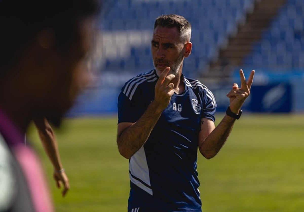 Abel Gómez, técnico del Decano, en un entrenamiento en el Nuevo Colombino