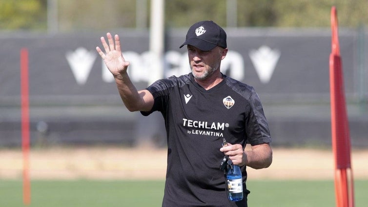 El técnico del Castellón cree que a su equipo le viene mejor el Nuevo Colombino que otros estadios de la categoría