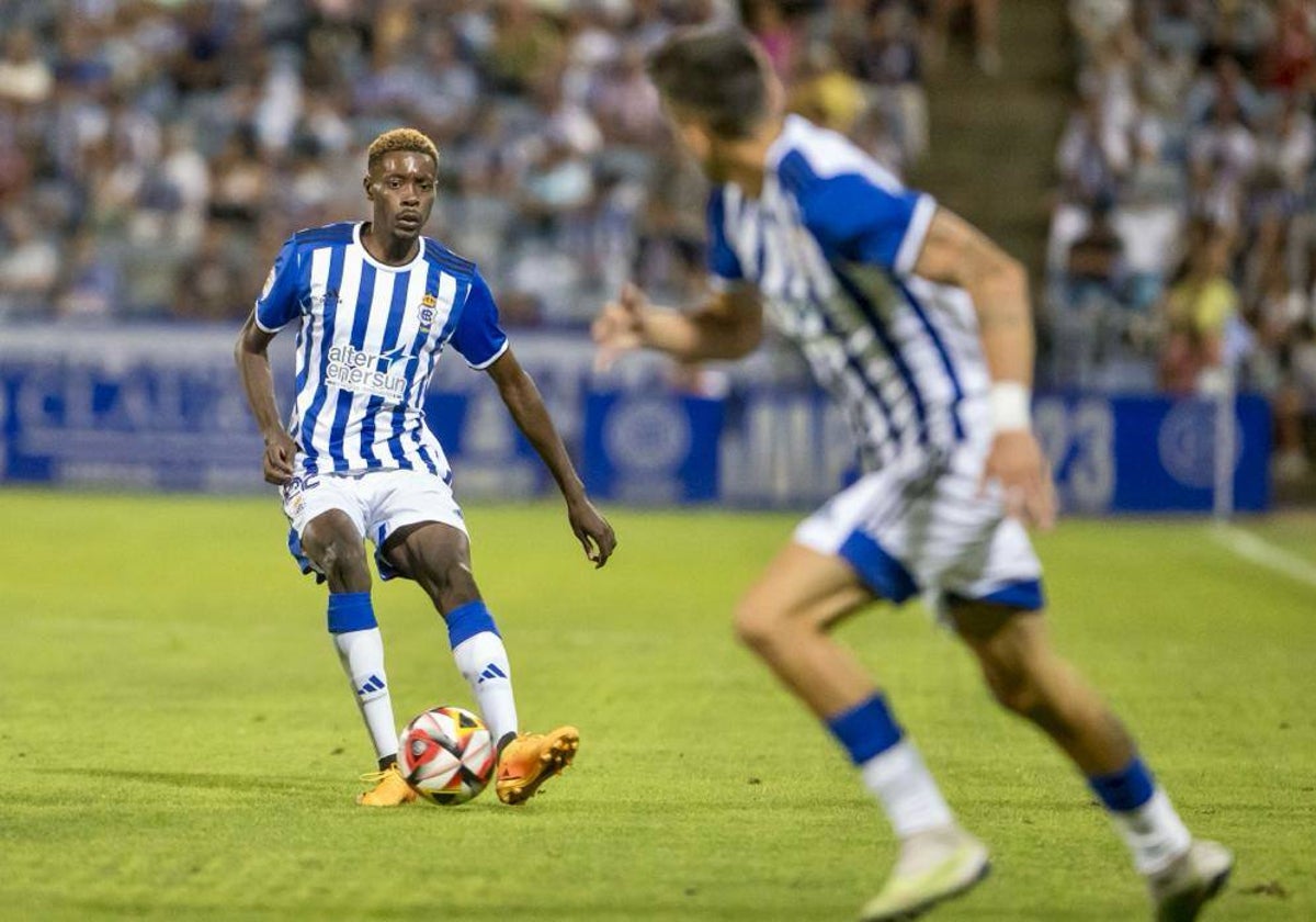 Rahim golpeando el balón en un encuentro en el Nuevo Colombino