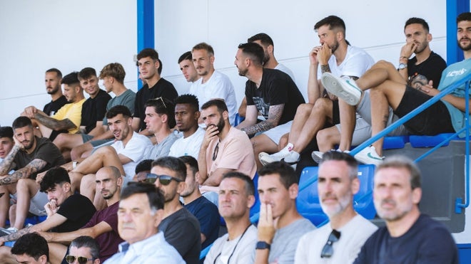 Los jugadores y miembros del cuerpo técnico del Recre han presenciado el acto desde la grada