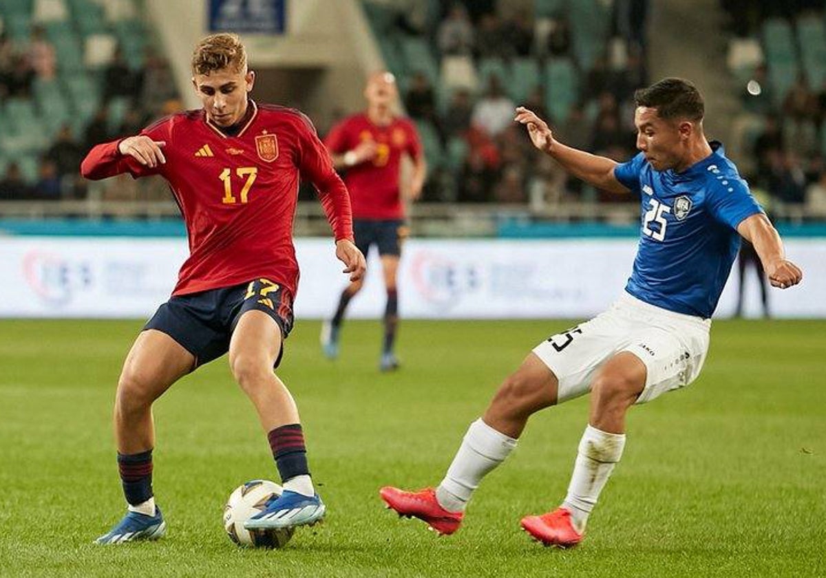 Fermín López defendido por un rival en el amistoso entre Uzbekistan y España Sub 21