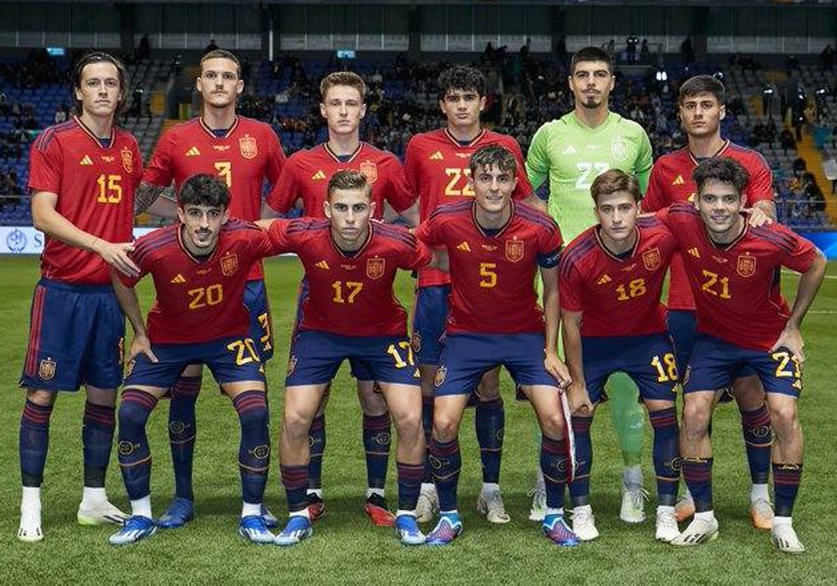 Once inicial de la Selección Española Sub 21, con Fermín López segundo por la izquierda abajo, este martes