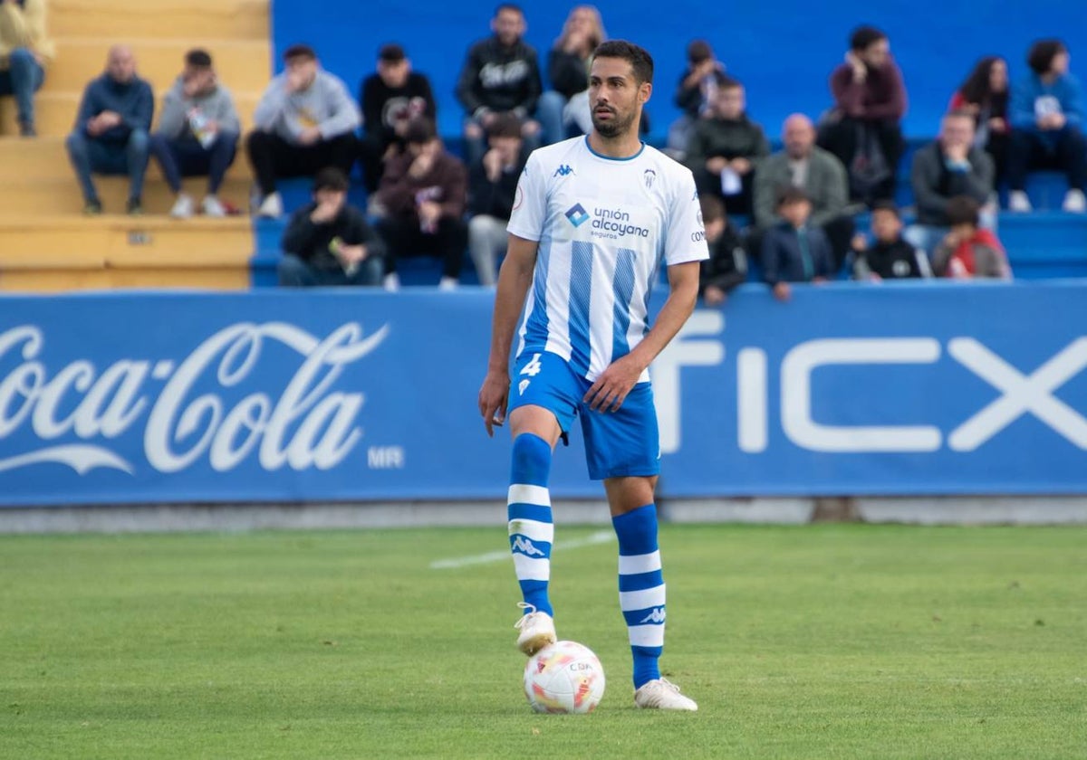 Álvaro Vega controlando el balón en un partido del Alcoyano