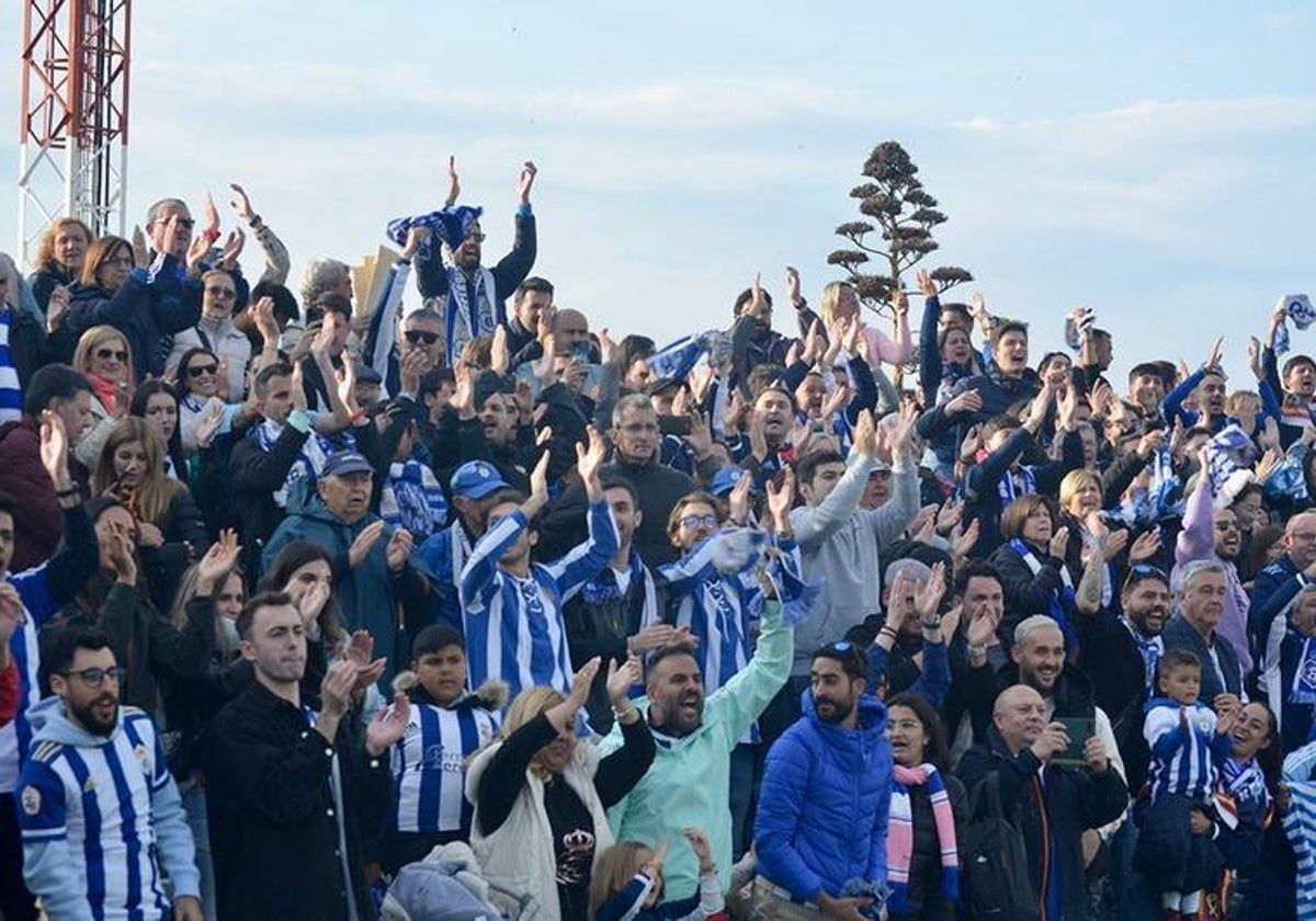 Aficionados del Recreativo a finales de la pasada temporada en las gradas de la Gimnastica Segoviana