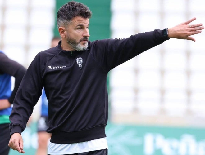 Iván Ania en un entrenamiento del Córdoba CF