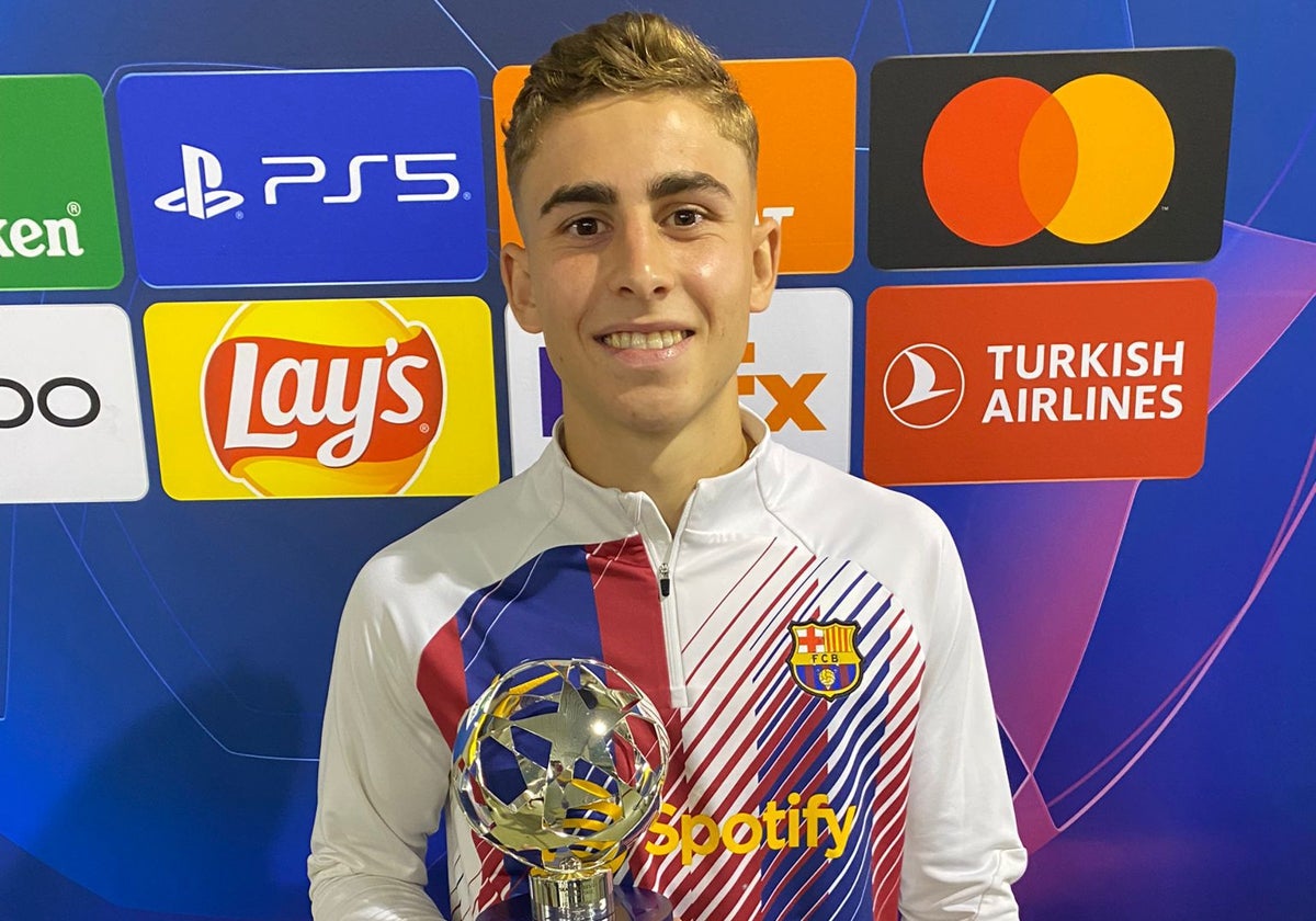 Fermín López, con el trofeo al MVP del Barcelona-Shaktar Donest