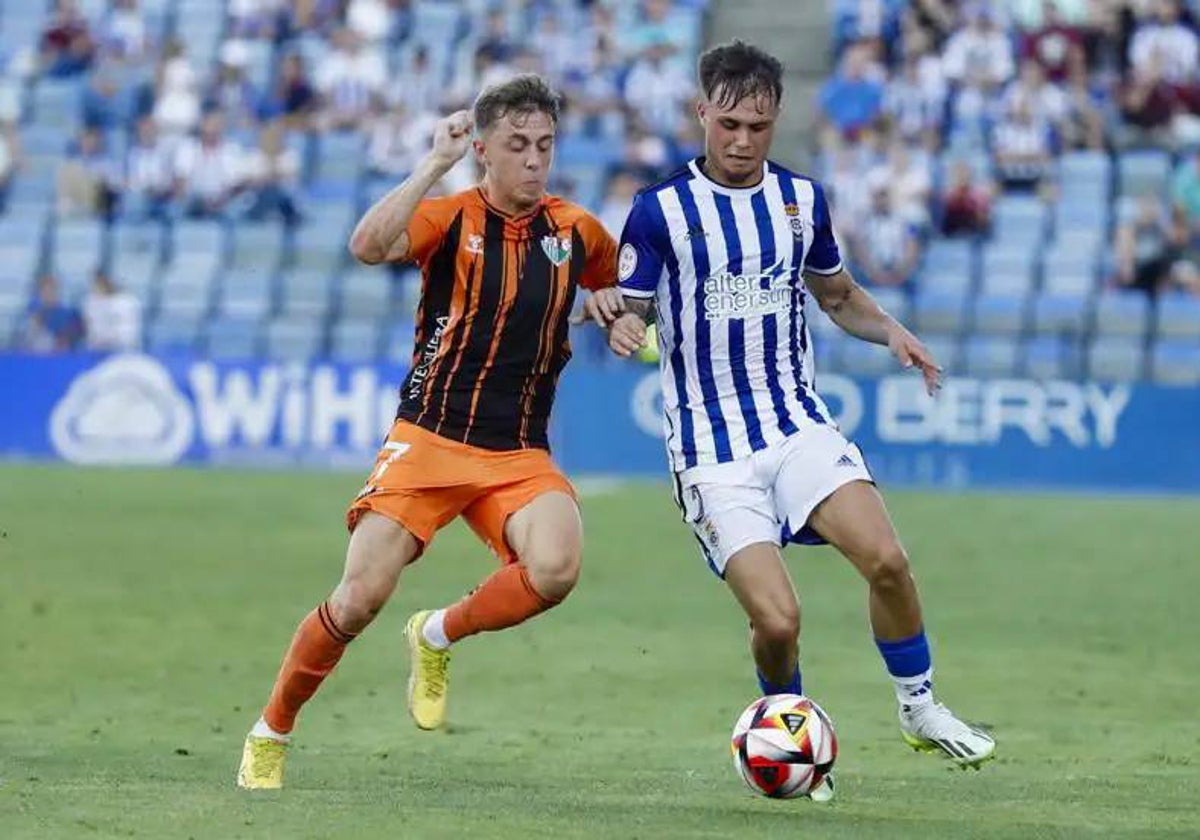 Sergio Díez forcejeando con un rival durante el Recreativo-Antequera de esta temporada