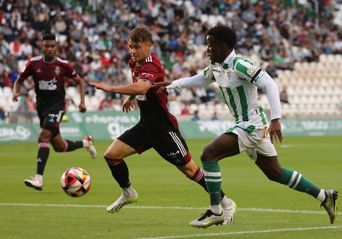 Sergio Díez defendiendo a Diarrá durante el Recreativo-Córdoba