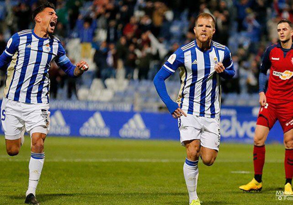 Diego Jiménez y Morcillo celebran un gol del Recre ante Osasuna en la Copa ante la mirada de Juan Villar