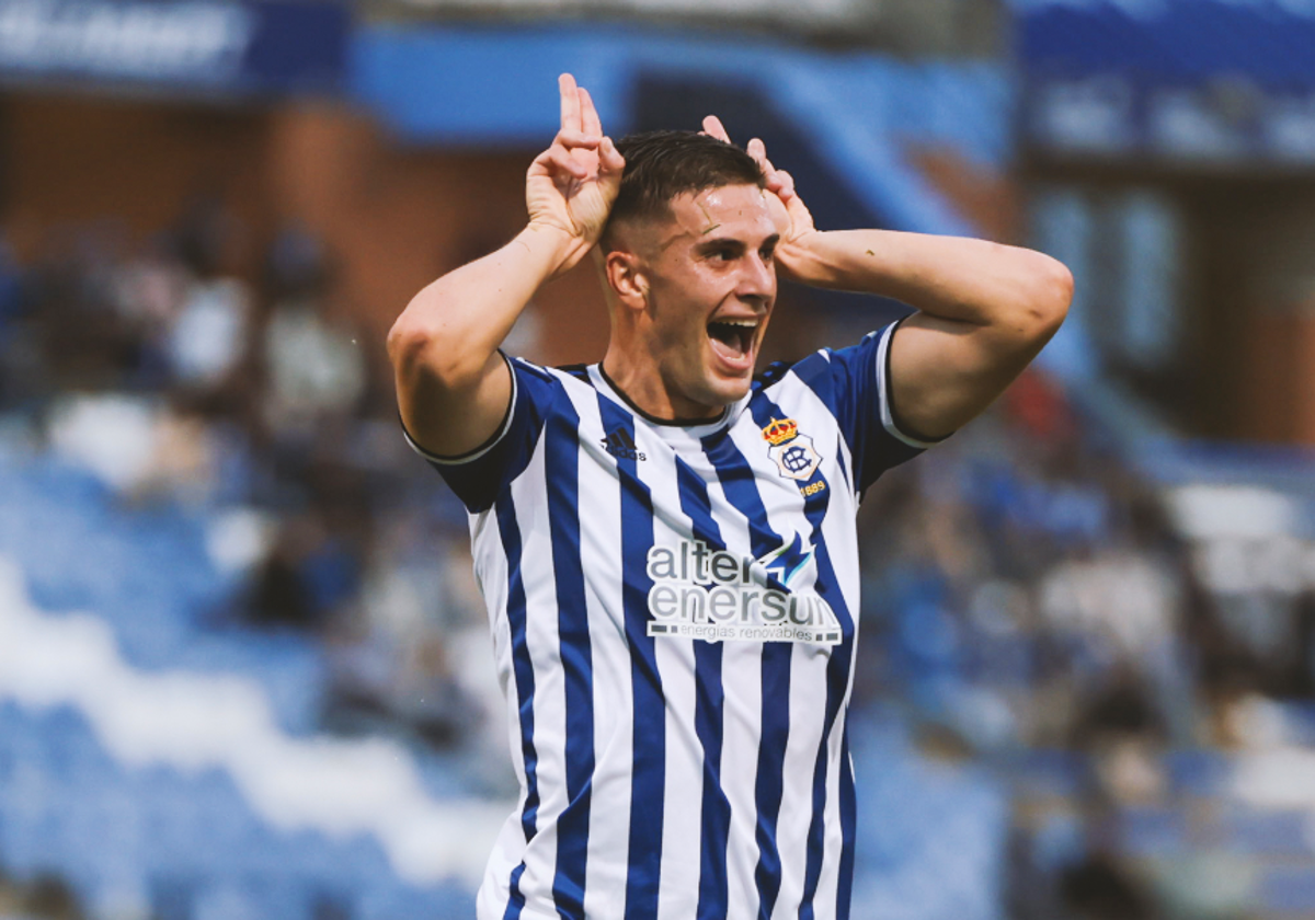 David del Pozo celebra su gol, que dio la victoria al Decano ante el San Fernando