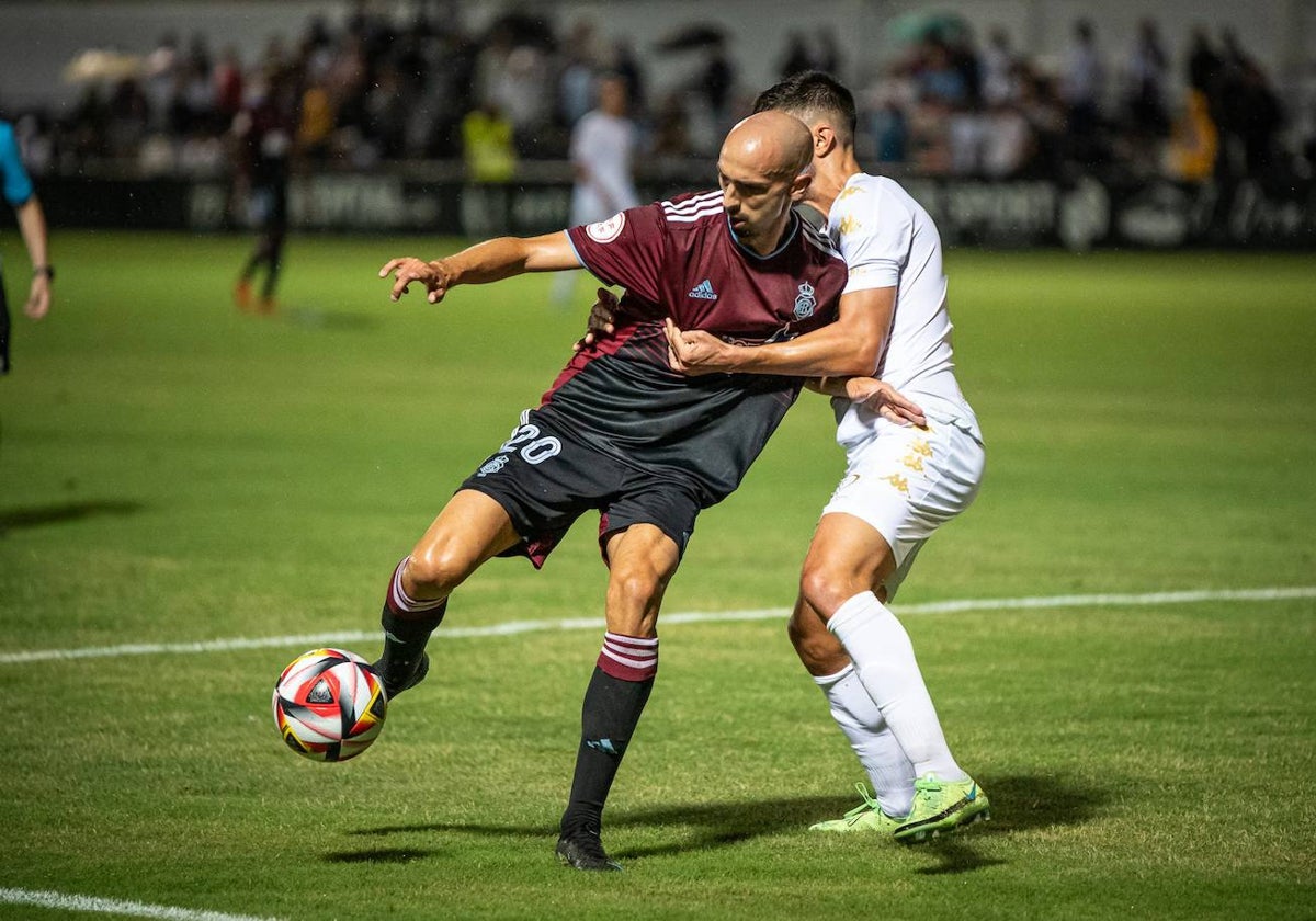 Gorka Iturraspe durante el Ceuta-Recreativo de la presente temporada