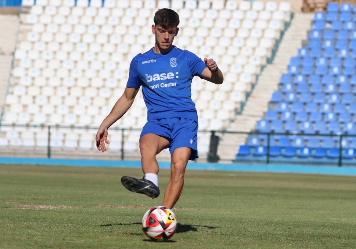 Juanjo Mateo en su primer entrenamiento con la Unión Deportiva Melilla