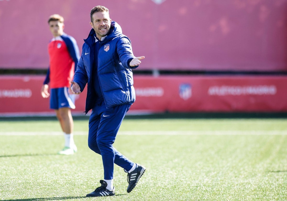 Luis García Tevenet en un entrenamiento del filial rojiblanco