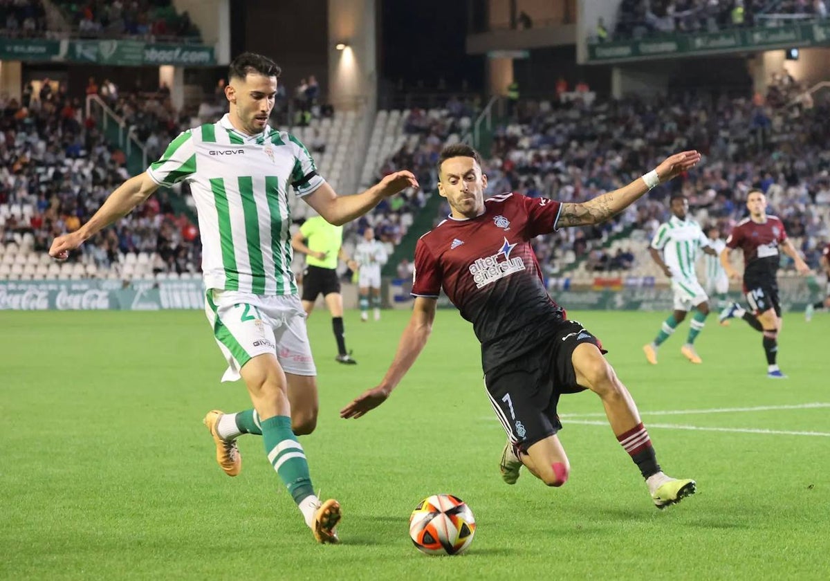 Iago Díaz presionando a un rival durante el Córdoba-Recreativo de esta temporada