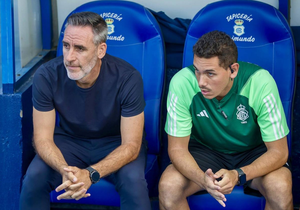Abel Gómez junto a su ayudante antes del Recreativo-Antequera de esta temporada