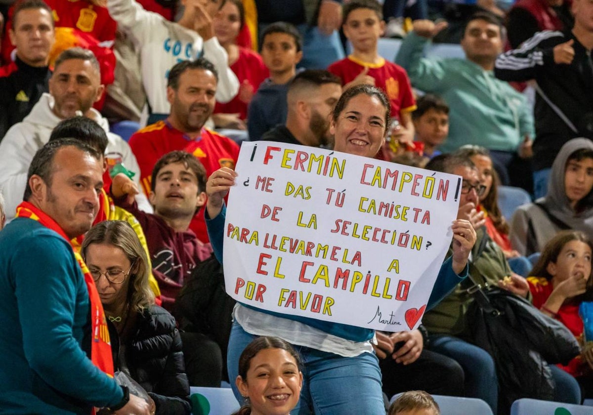 Una aficionada le pide con gracia y simpatía su camiseta a Fermín López desde la grada