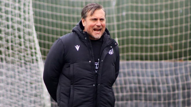 Manel Ruano, entrenador del Mérida, dando instrucciones en un entrenamiento