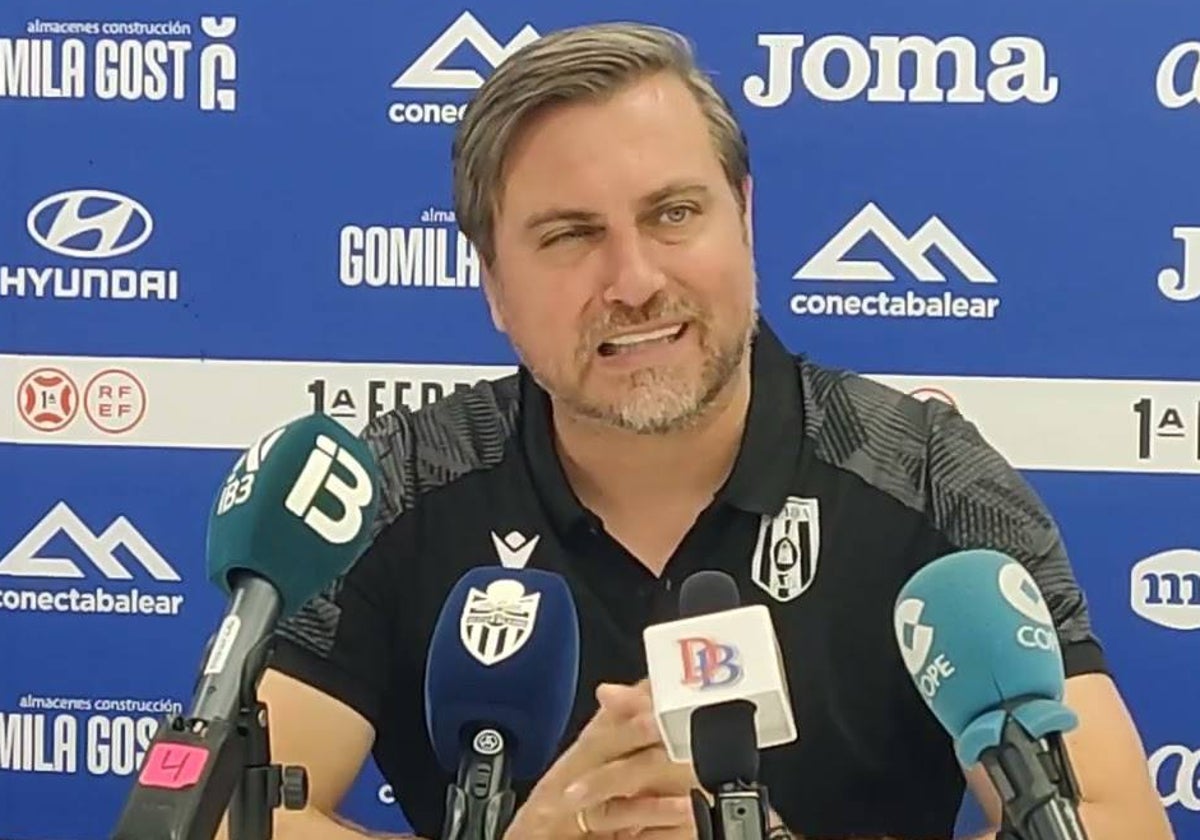 Manuel Ruano, técnico del Mérida, en rueda de prensa