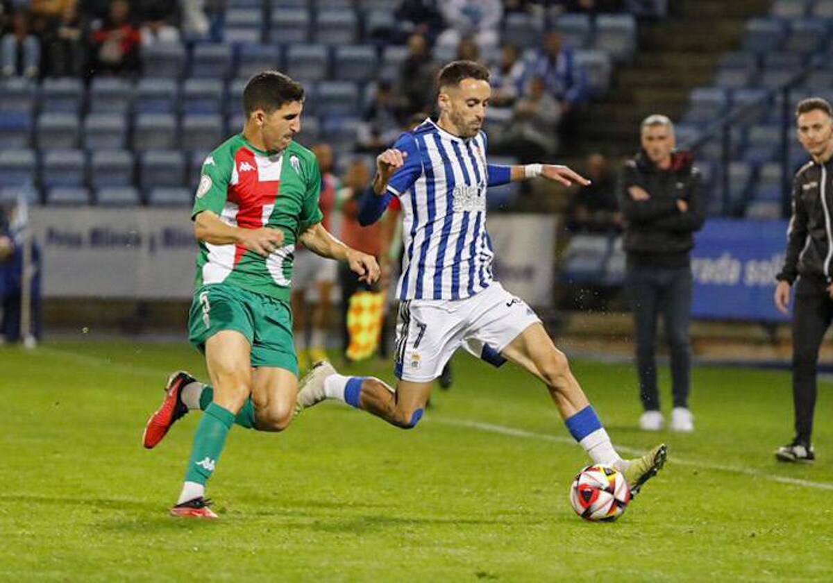 Iago Díaz presionado por un rival durante el Recreativo de Huelva-CD Alcoyano