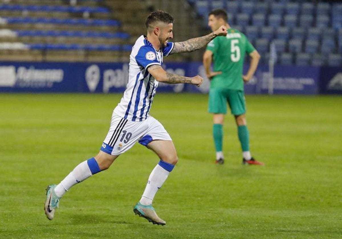 Antonio Domínguez recorre el campo para celebrar el golazo que le dio el triunfo al Recreativo