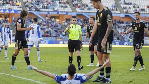 Juan Villar de abre de brazos ante el árbitro desde el suelo