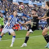 Sergio Díez, ante dos rivales del Murcia