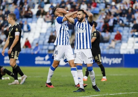 Pablo Caballero y Antoñito se llevan las manos a la cabeza tras la derrota ante el Murcia