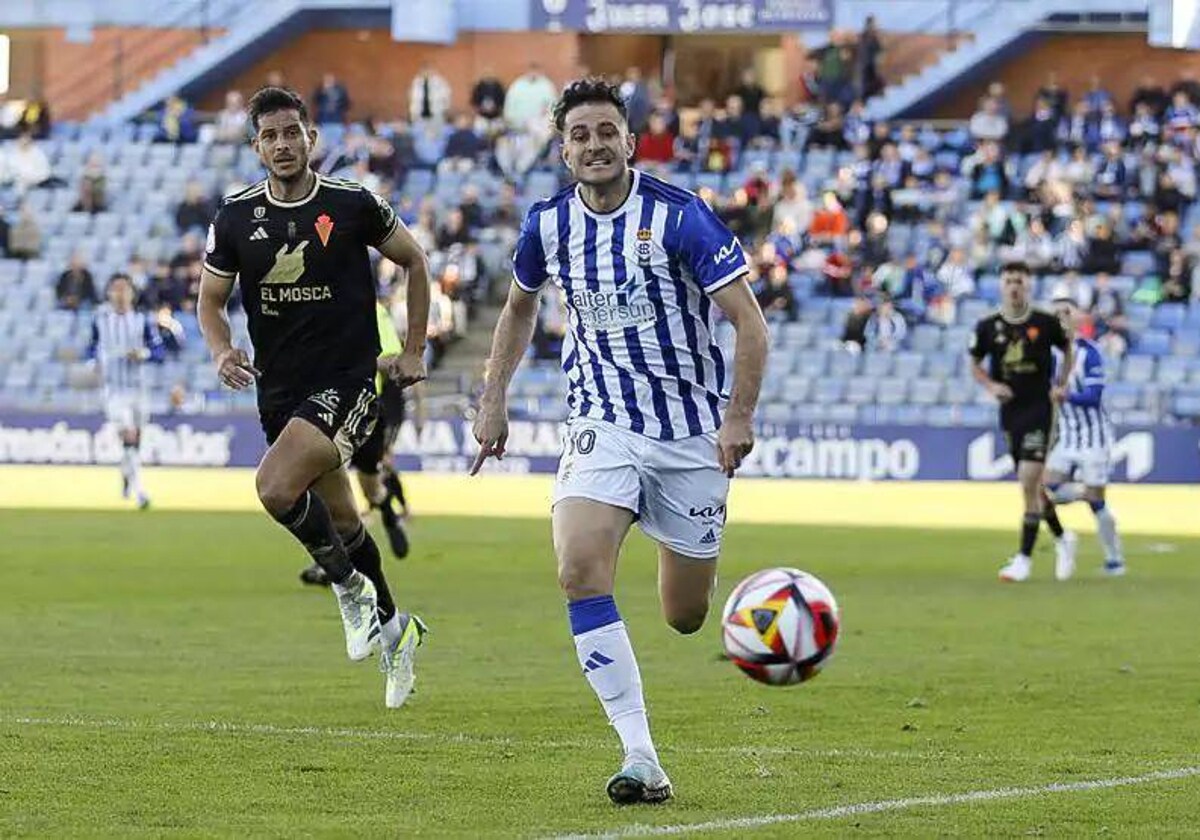 Juan Villar persiguiendo el balón en el Recreativo-Murcia del pasado domingo