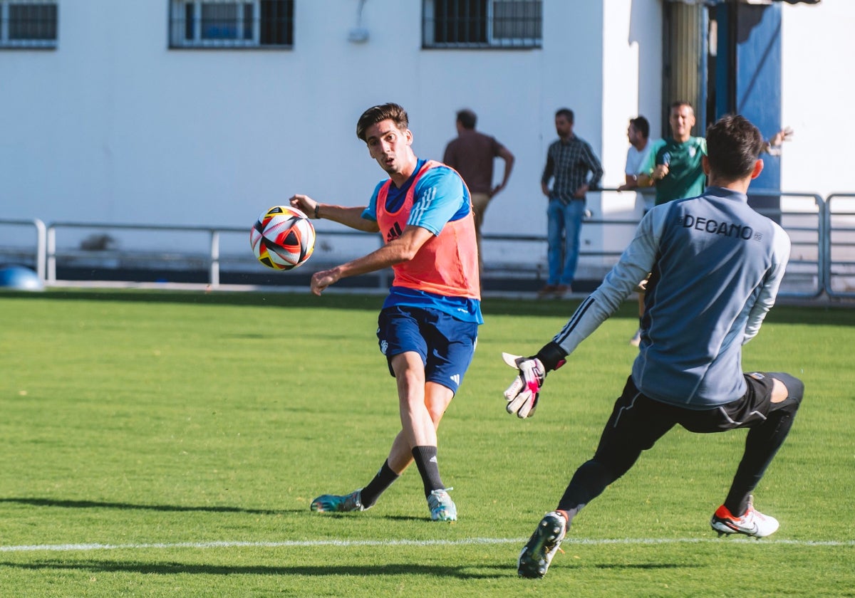 Alberto Trapero golpeando el balón en un entrenamiento en la Ciudad Deportiva