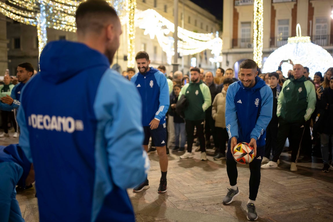 Las imágenes del entrenamiento del Recreativo a las puertas del Ayuntamiento de Huelva