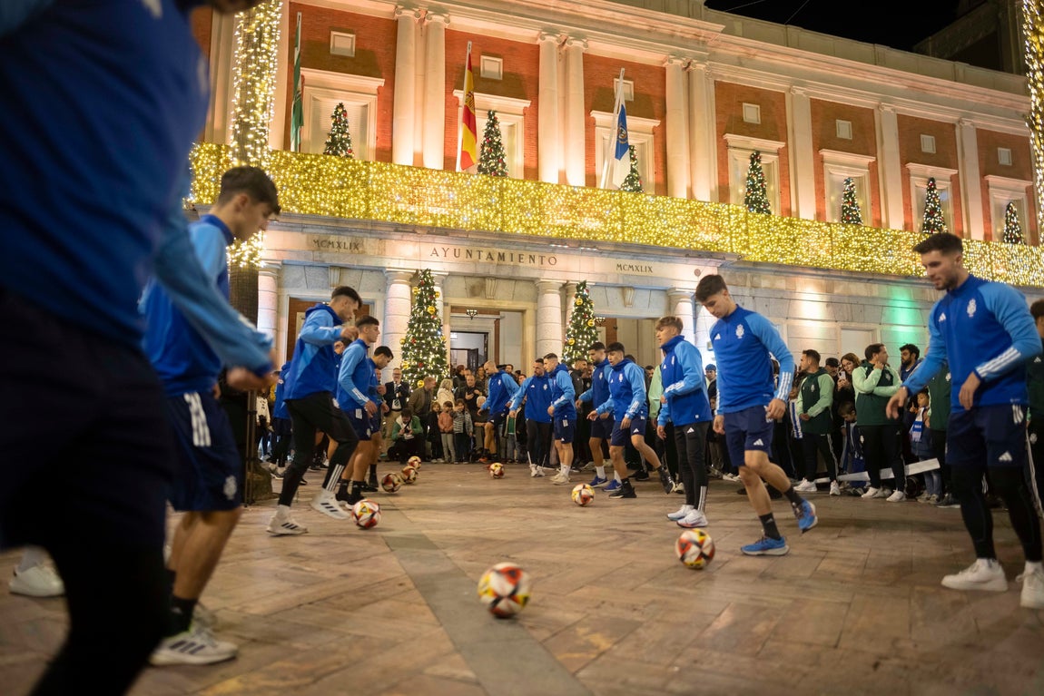 Las imágenes del entrenamiento del Recreativo a las puertas del Ayuntamiento de Huelva