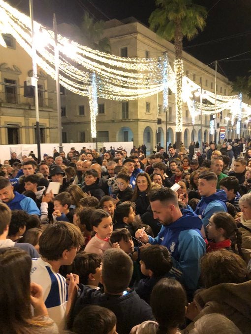 Las imágenes del entrenamiento del Recreativo a las puertas del Ayuntamiento de Huelva