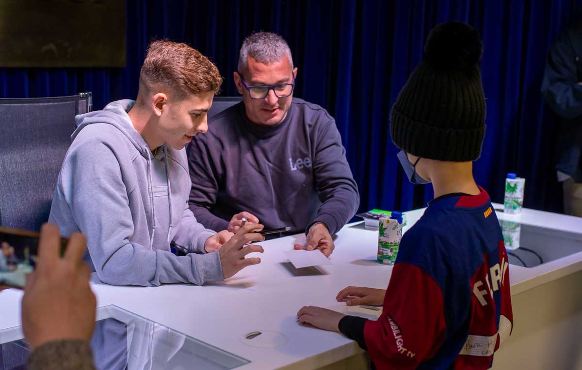 Las mejores imágenes de Fermín López con sus fans de Huelva