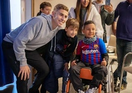 Las mejores imágenes de Fermín López con sus fans de Huelva